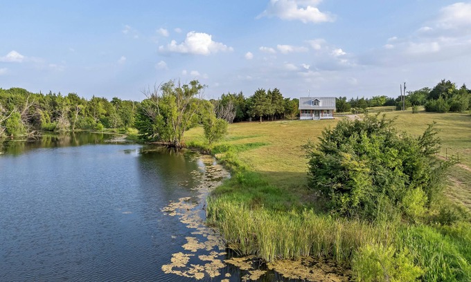 Gober Cabin | Stocked Fishing Ponds: Texas Getaway w/Cows!