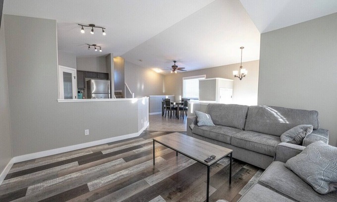 Grande Prairie House | Stocked Kitchen | Sleeps 6 | Free WIFI | Smart TV