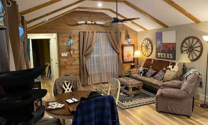 Fort Worth Cabin | Stockyards-Walk 1 Block to StockYards-Cowboy Cabin, TCU close by