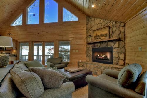 McCaysville House | Stokes Haven - Fireplace Hot Tub - Pet Friendly
