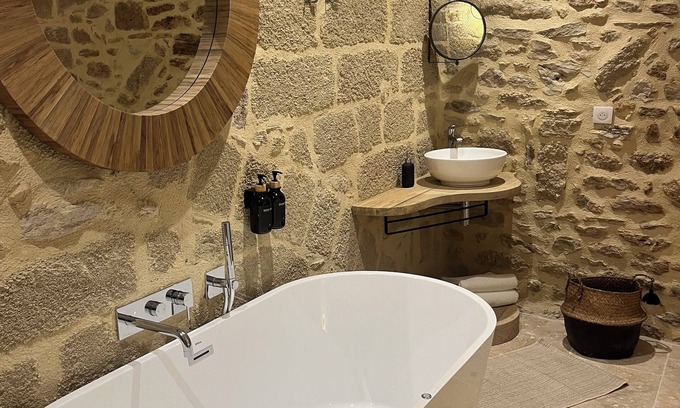Saint-Quentin-la-Poterie Apartment | Stone-built cocoon in the center of the village, roof terrace and whirlpool bath