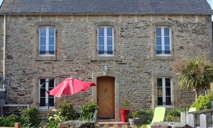 Plomodiern House | Stone house 600 m from the sea with garden and terrace.