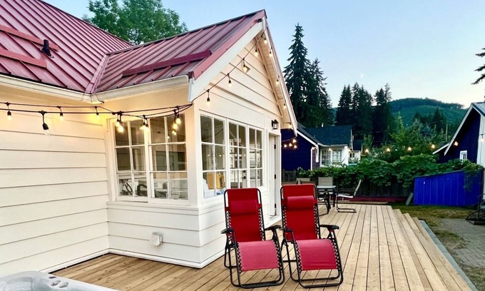 Honeymoon Bay Cottage | Stoneblush Cottage - hot tub, 350m to lake