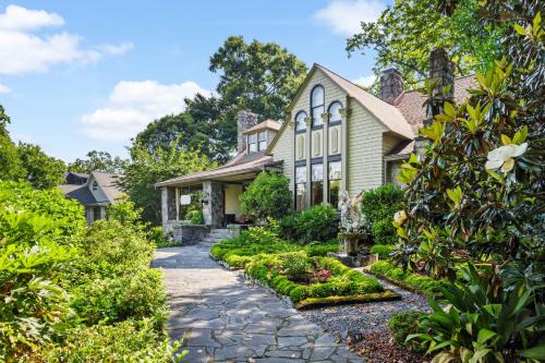 Midtown Hotel | Stonehurst Place Bed & Breakfast