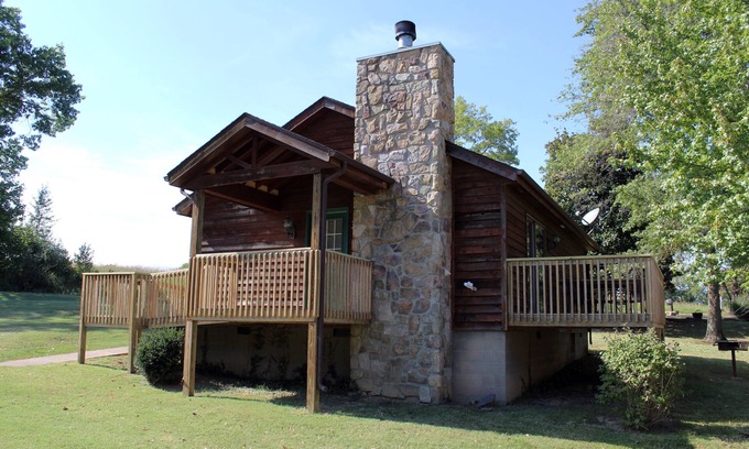 Makanda Cabin | Stones Throw from Giant City Park, Wineries, Hiking, Biking, Hunting and more.