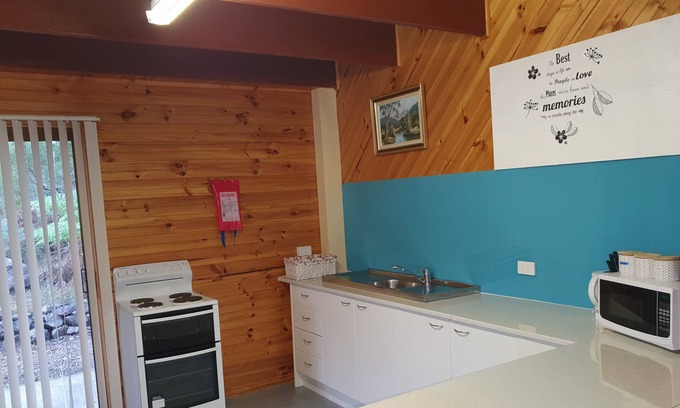 Claude Road Bed & Breakfast | Stowport 3 Bedroom Cottage