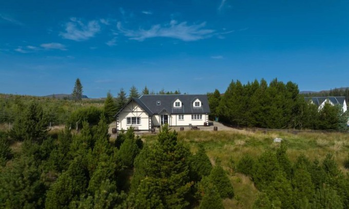 Loch Ness House | Strathmore Lodge by Interhome