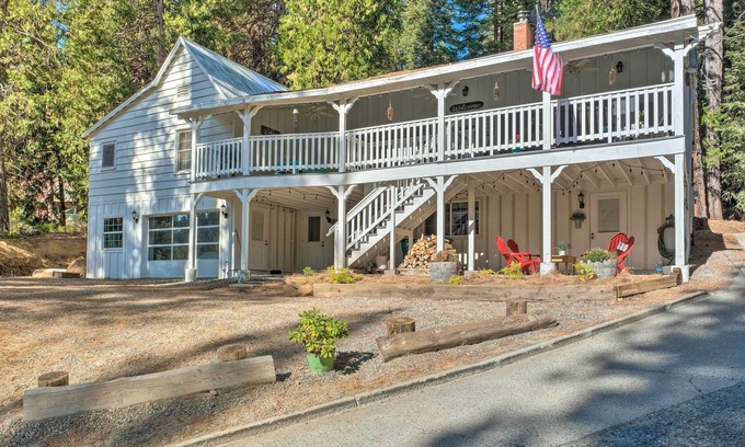 Strawberry Cabin | ‘Strawberry Hill Cabin' 5 Mi to Skiing and Lake