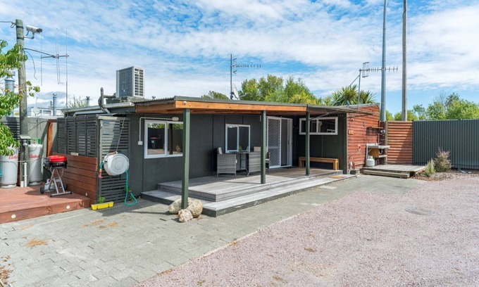 Waitahanui House | Streamside Fisherman's Cabin