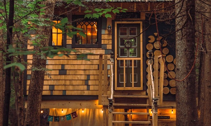 Woodbury House | Streamside treehouse in the Vermont forest with access to sauna