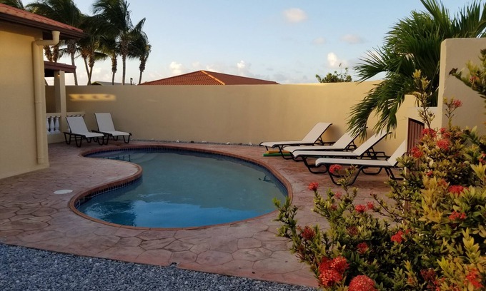 Noord Villa | Stress Free relaxing private villa with pool, 5 min to Beach, dining