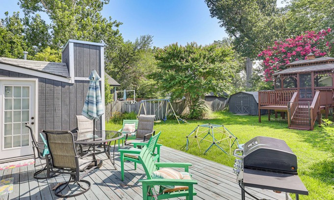 Colonial Beach House | Stroll, Shop & Dine: Cozy Colonial Beach Bungalow