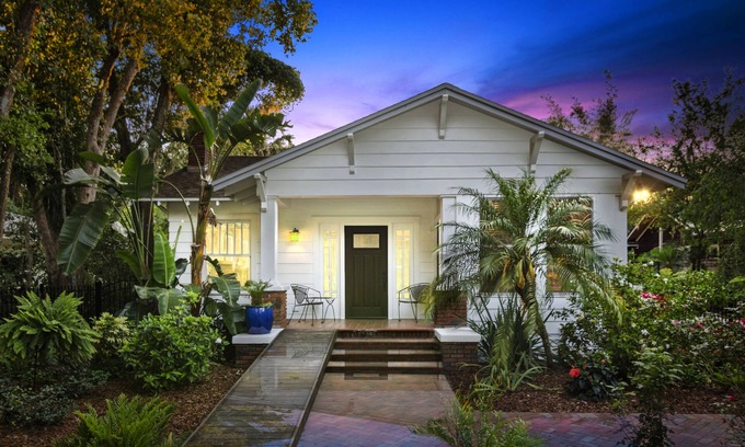 Winter Park House | Stroll to Park Avenue from Vintage Lake-View House