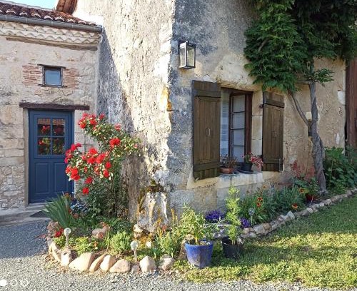 Saint-Romain-et-Saint-Clement House | Studio cosy en pleine nature dans maison en pierre avec piscine et wifi