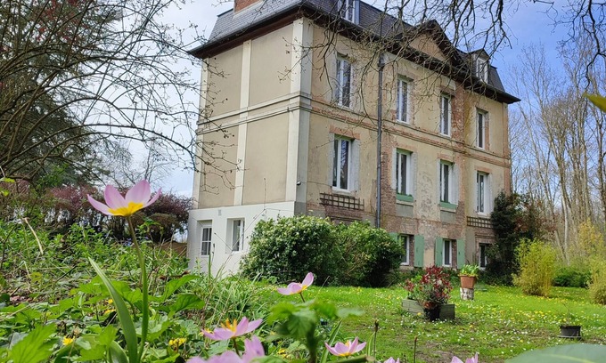 Tourville-sur-Pont-Audemer Apartment | Studio in manor house with private garden and 5ha woods, 30mns from Honfleur