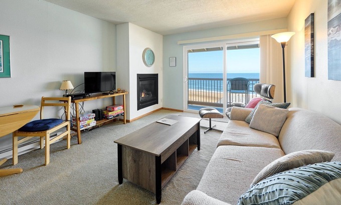 Lincoln City Condo | Stud Puffin - Cozy Condo with Ocean View Await!