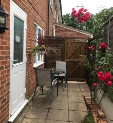 Staines Apartment | Studio-2 Staines,Heathrow, London-own entrance