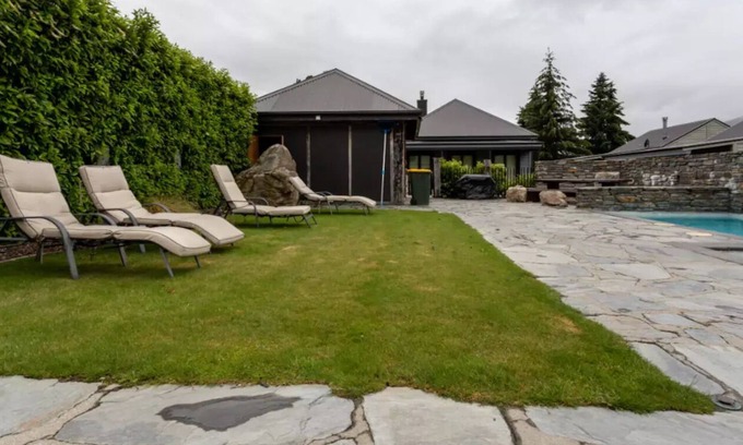 Cardrona House | Studio 26 - One Bedroom with Pool