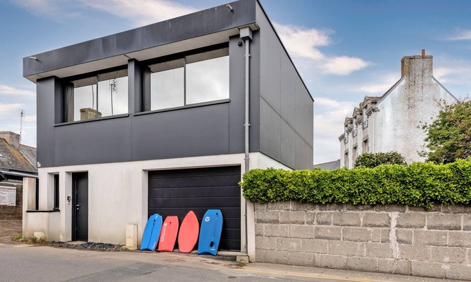 Plobannalec-Lesconil Apartment | Studio Apartment 'Vue Mer 15m De La Plage' with Sea View and Wi-Fi