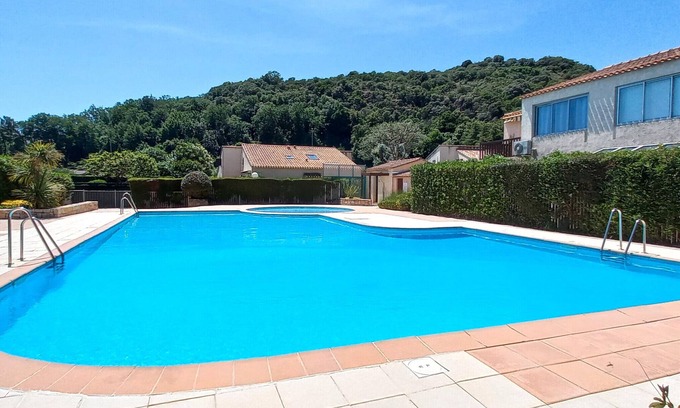 Bastide Giraud Apartment | Studio Apartment 'Cocoon Hut - Terrace - Pool' with Shared Pool, Wi-Fi and Air Conditioning