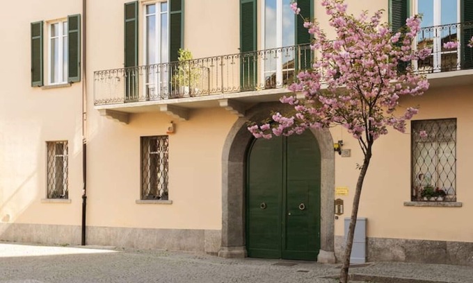 Como City Centre Apartment | Studio Apartment - 1 minute walk from the Lake
