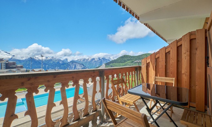 Jeux Apartment | Studio Apartment 'Alpe D'huez' with Mountain View, Shared Pool and Balcony