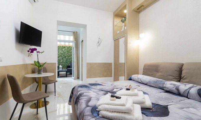 Municipio 2 Apartment | Studio Apartment 'Atlas' with Private Terrace, Wi-Fi and Air Conditioning