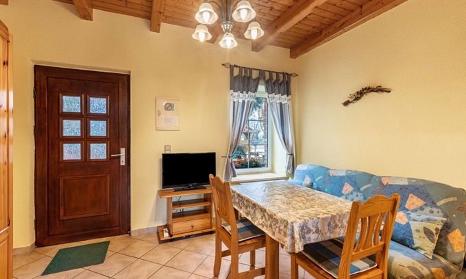 Krostitz Apartment | Studio Apartment 'Ferienwohnung Nr 4 Walnuss' with Shared Garden and Wi-Fi