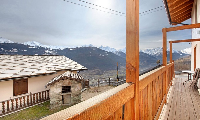 Aosta Apartment | Studio Apartment 'Il Capriolo Aosta' with Mountain View, Shared Garden and Wi-Fi