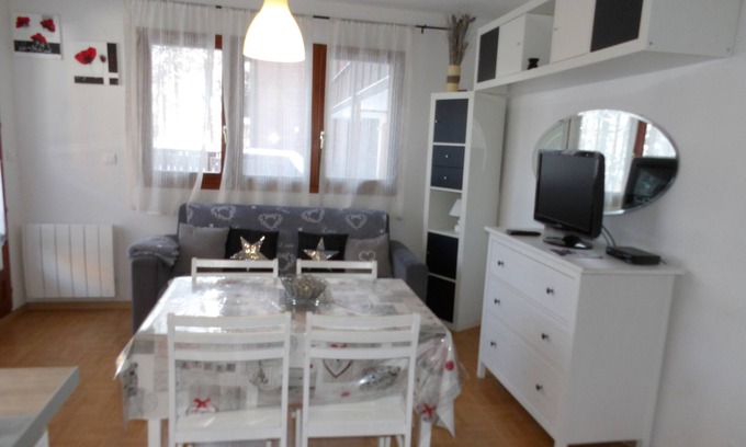 La Joue du Loup Apartment | Studio Apartment 'La Joue Du Loup' with Mountain View, Shared Pool and Shared Garden