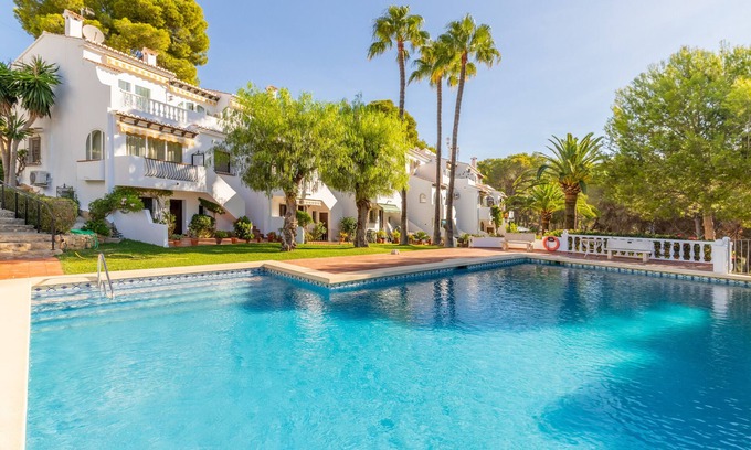 Pinar del Advocat Apartment | Studio Apartment 'Sillero Dos' with Shared Pool, Wi-Fi and Air Conditioning