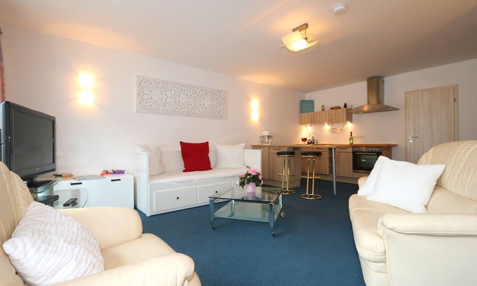 Sildemow Apartment | Studio apartment with terrace, own parking space and a small lake 500 m away