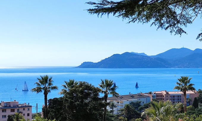 La Croix des Gardes Apartment | Studio + cabin, sea view, quiet, near beach and Palais des Festivals