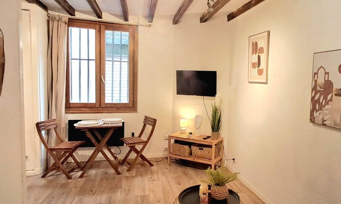 Nimes City Centre Apartment | Studio Corconne, City & Sights by Foot