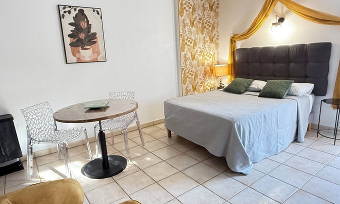 Panatieri Apartment | Studio Corté, private terrace, parking and air conditioning near the town center