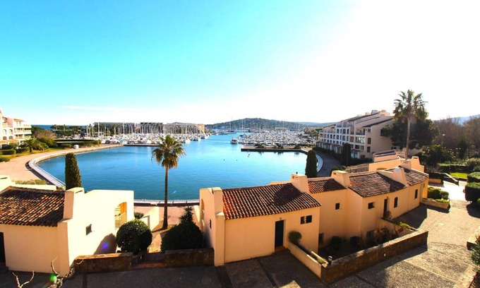 Port Cogolin Apartment | Studio for 2 people with a view of the marina in Cogolin
