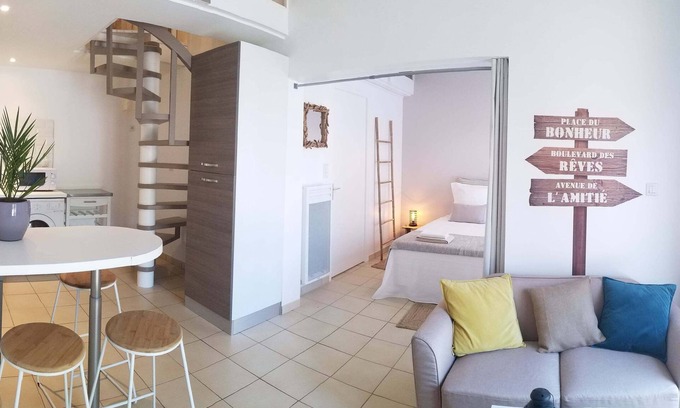 Saint-Maurice-sur-Eygues Apartment | STUDIO in the middle of the vineyards facing the Ventoux - for 2 adults and 2 children.