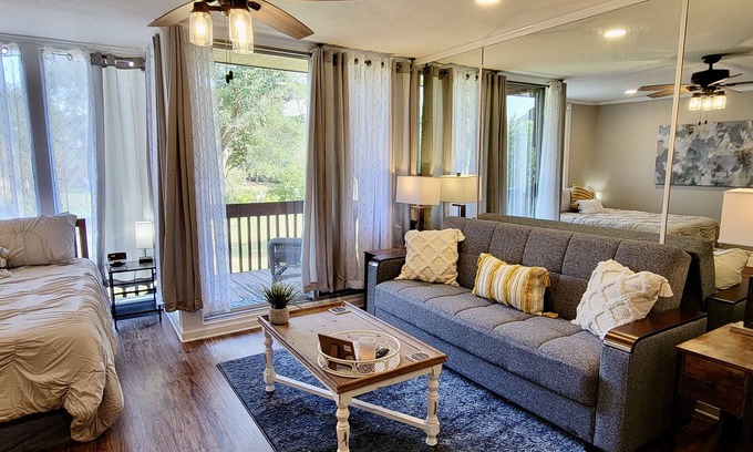 Diamondhead Apartment | Studio in quite lake setting. Perfect for Golf, visit New Orleans or just relax.