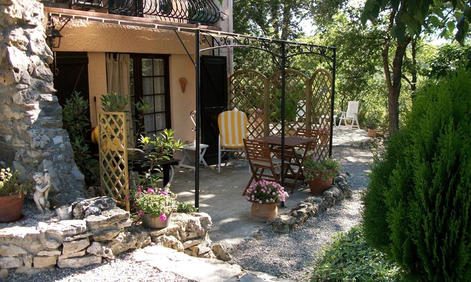 Lorgues Apartment | Studio in the heart of the countryside