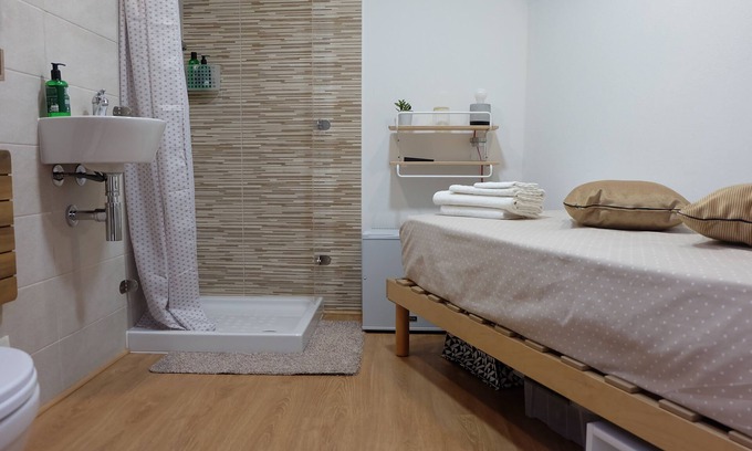 Olhao Apartment | Studio independent room, with air conditioning, wi-fi and patio access