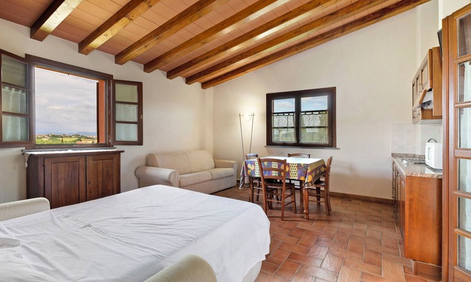 Montopoli in Val d'Arno Apartment | Studio Apartment 'Numero 4' with Shared Garden, Balcony and Air Conditioning