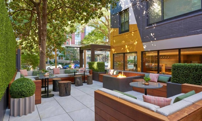 Logan Circle House | Studio King at Viceroy Washington DC, Short Drive to The National Mall!