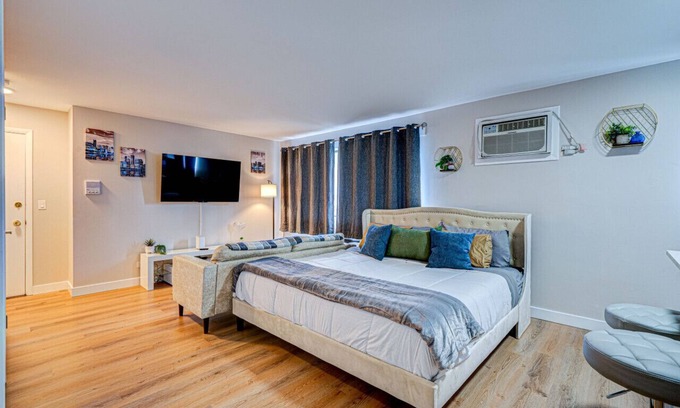 O'Hare Apartment | Studio- King Bed| HDTV| Airport| Safe Neighborhood