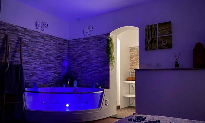 Bourcefranc-le-Chapus Apartment | studio LOVE room