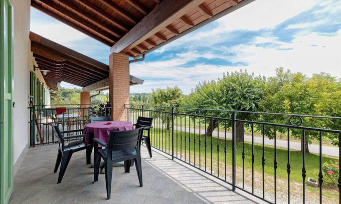 Ponti sul Mincio Apartment | Studio 'La Scarpina Alloggio N 2' with Private Terrace, Shared Garden and Air Conditioning