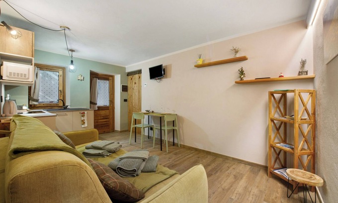 Maen Apartment | Studio 'Les Fleurs' with Wi-Fi