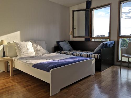 Rueil-Malmaison Apartment | Studio lumineux 10 min à La Défense