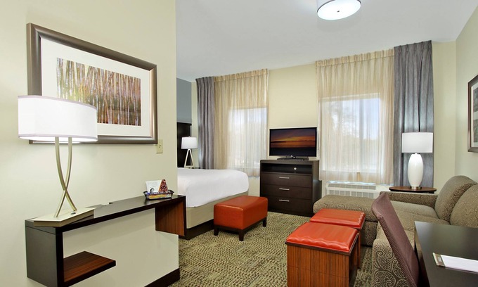 Braeswood Place Apartment | Studio Near Houston Medical Center | Outdoor Pool + 24 Hour Fitness Center