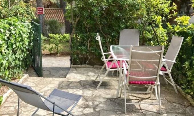 Saint-Cyr-sur-Mer Apartment | Studio near the sea with small garden in a quiet residence with trees