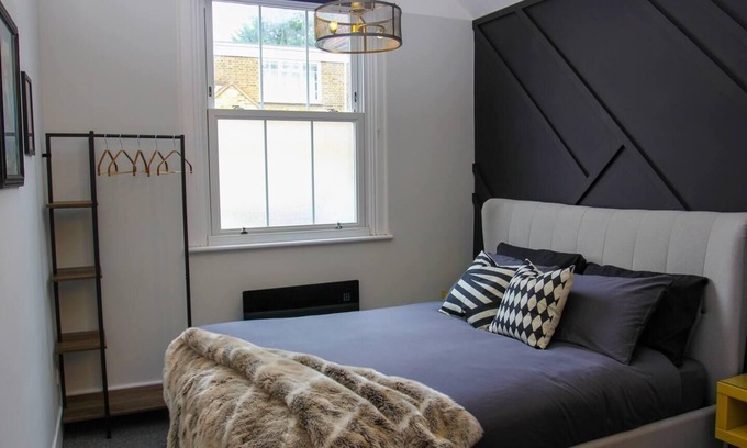 Watford Apartment | Studio-Sleeps 4-10 min H Potter-17 Min London